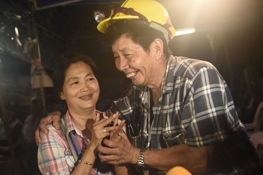 Người Thái vỡ òa hạnh phúc khi đội bóng mắc kẹt được tìm thấy còn sống