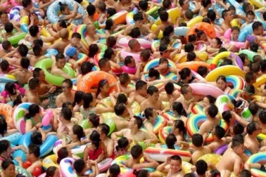 12 hồ bơi Trung Quốc đóng cửa vì "đại nạn" tè bậy