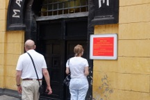 Khách nước ngoài bất ngờ, tiếc nuối khi nhiều di tích đóng cửa vì Covid-19