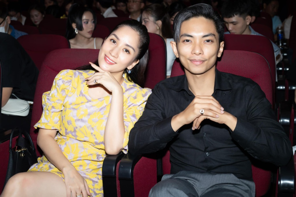 Khánh Thi có bầu lần 3 ở tuổi 41: Sắc vóc gợi cảm, chồng cưng chiều hết mực - 11 Khánh Thi có bầu lần 3 ở tuổi 41: Sắc vóc gợi cảm, chồng cưng chiều hết mực - 11