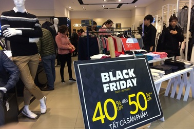 Black Friday: Bỏ cả giờ làm, dân văn phòng rủ nhau đi săn đồ giảm giá