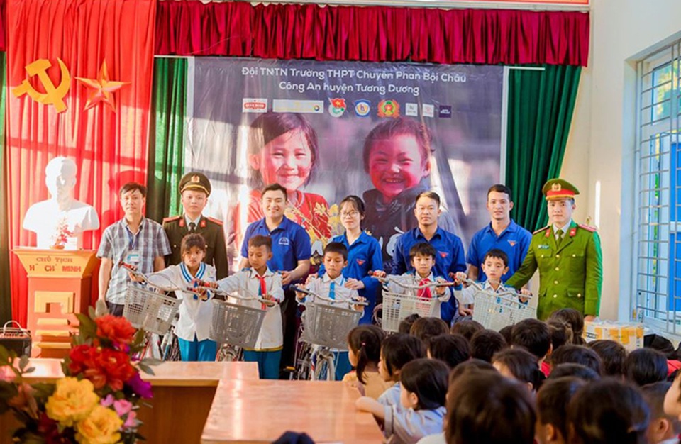 Học sinh trường Phan tặng quà Tết cho bản nghèo - 3 Học sinh trường Phan tặng quà Tết cho bản nghèo - 3