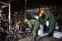 Binh chủng Hóa học đang tẩy độc nhà xưởng Công ty Rạng Đông