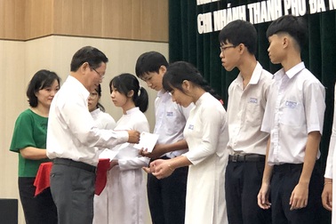 Đà Nẵng: Trao học bổng bảo trợ học sinh vượt khó hiếu học