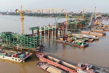 Những trụ cầu Trần Hưng Đạo vươn cao giữa sông Hồng sau 8 tháng thi công