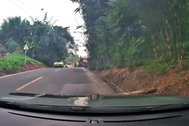 Xe tải vượt ẩu, suýt gây tai nạn kinh hoàng