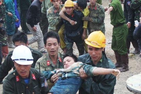 Giải cứu thành công toàn bộ 12 công nhân mắc kẹt