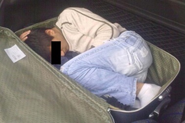 Phát hiện cậu bé 15 tuổi nằm co quắp trong hành lý