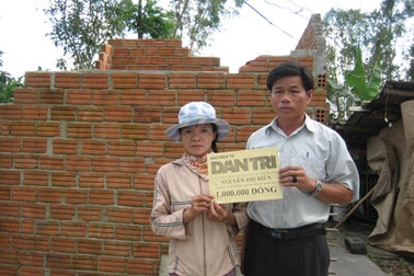 Tiếp tục trao quà cho chị Nguyễn Thị Hiền