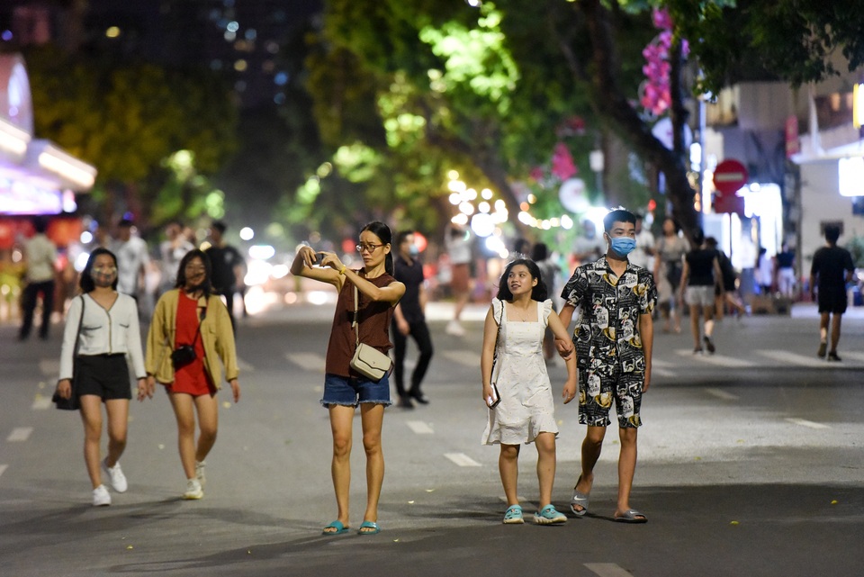 Người dân đổ về hồ Gươm trong ngày phố đi bộ mở trở lại - 8 Người dân đổ về hồ Gươm trong ngày phố đi bộ mở trở lại - 8