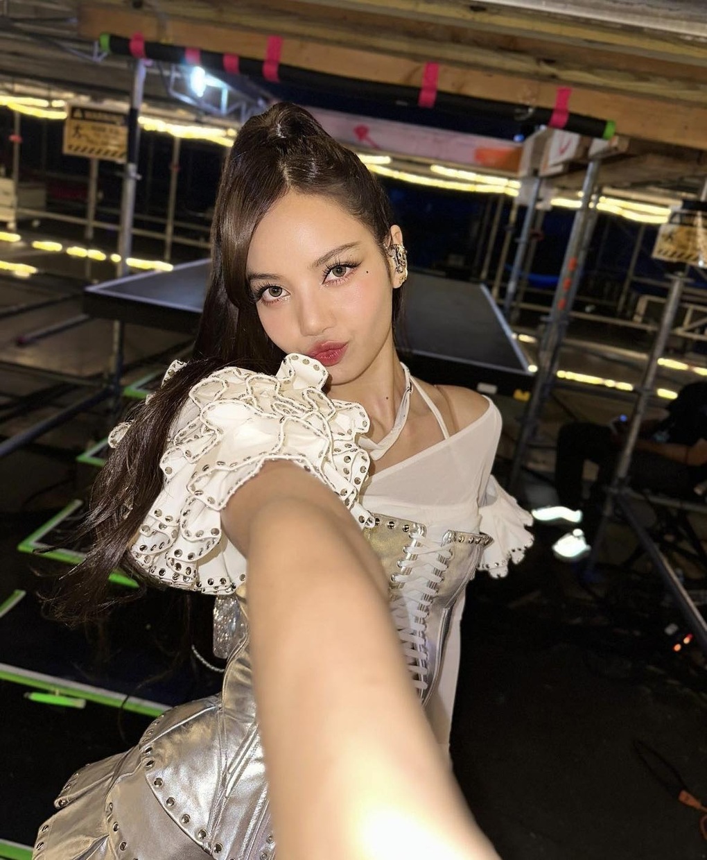 Lisa hạnh phúc bên gia đình, liên tục lộ dấu hiệu hẹn hò bạn trai tỷ phú - 5 Lisa hạnh phúc bên gia đình, liên tục lộ dấu hiệu hẹn hò bạn trai tỷ phú - 5