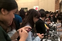 Hàng nghìn người chen chúc đi "săn" hàng hiệu giảm giá