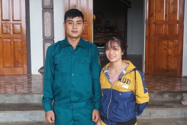 Tặng Bằng khen cho 2 cán bộ cứu người bị lũ cuốn