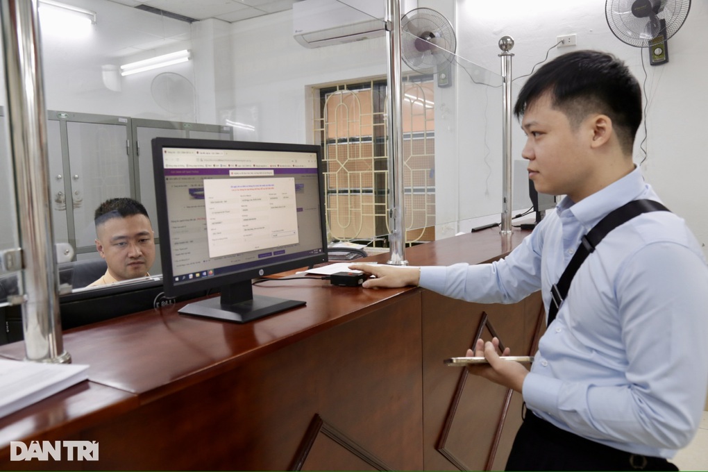 Ngày đầu vận hành chính quyền 2 cấp, người dân thuận lợi khi đi đăng ký xe - 4 Ngày đầu vận hành chính quyền 2 cấp, người dân thuận lợi khi đi đăng ký xe - 4