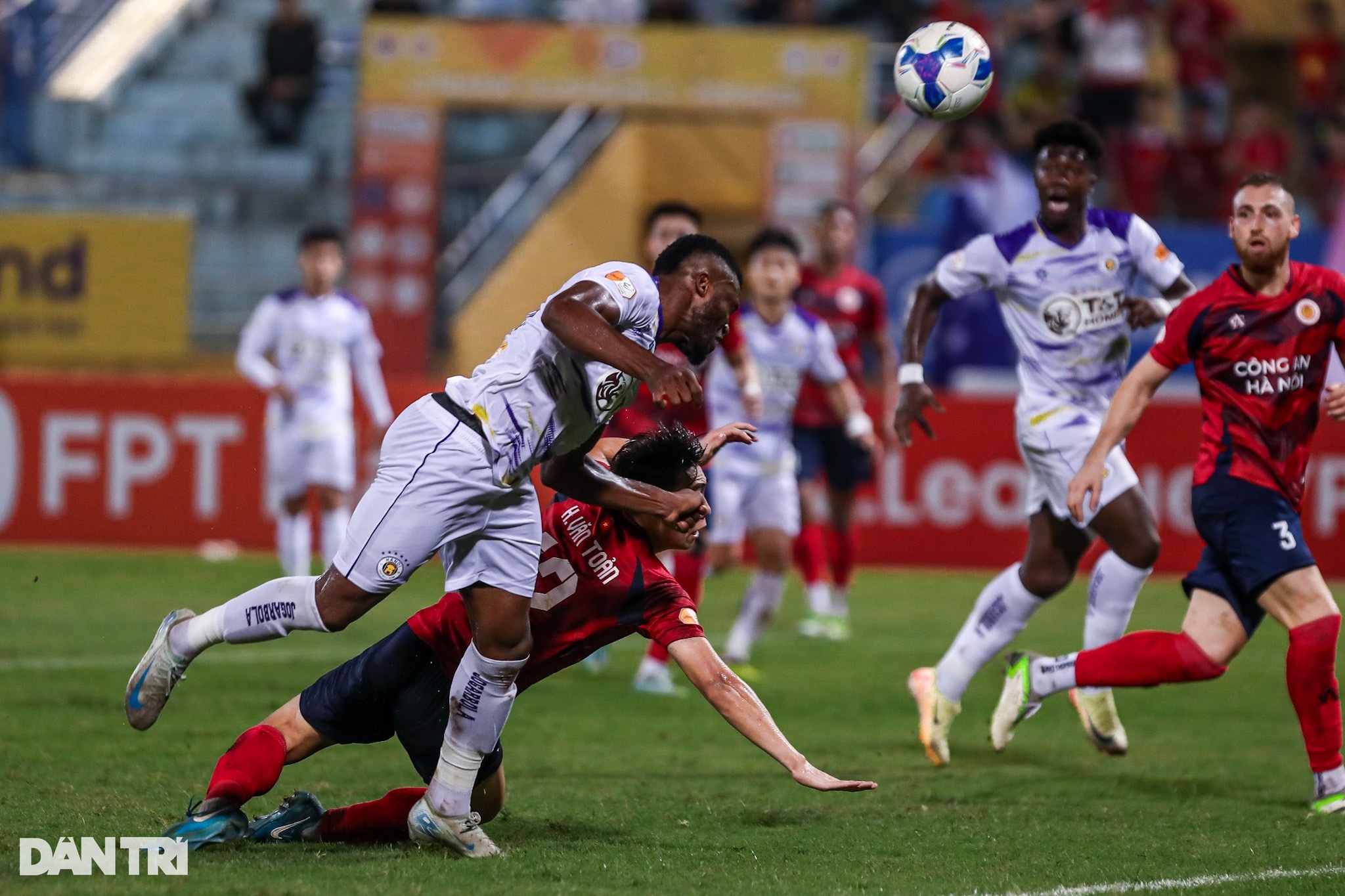 View - Hà Nội FC "sống dậy" giây cuối ở trận cầu kịch tính với CLB Công an Hà Nội | Báo Dân trí