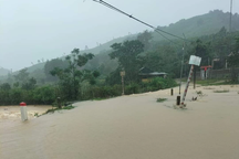 Miền Trung ngập nặng nhiều nơi, hơn 2.000 học sinh phải nghỉ học