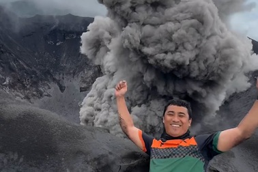 Khoảnh khắc núi lửa phun trào ngay sau lưng du khách ở Indonesia