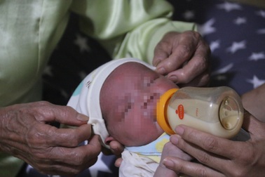 Nữ hộ sinh hai lần cứu sống trẻ sơ sinh bị bỏ rơi dọc đường