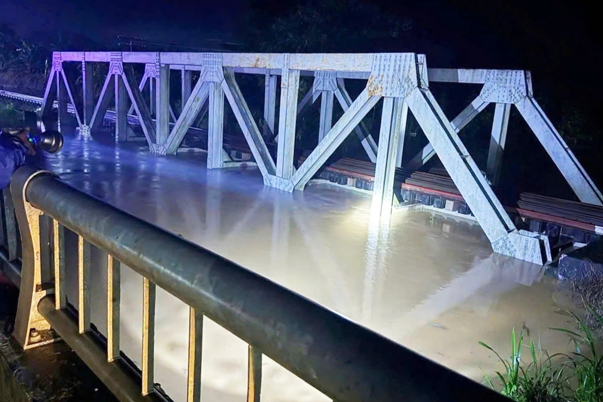 Hàng trăm người dân Hà Nội chạy lũ, đắp đê trong đêm - 14