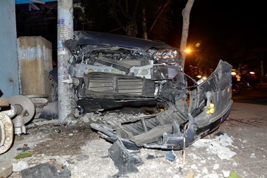 Cột điện ngăn ô tô lao vào nhà dân