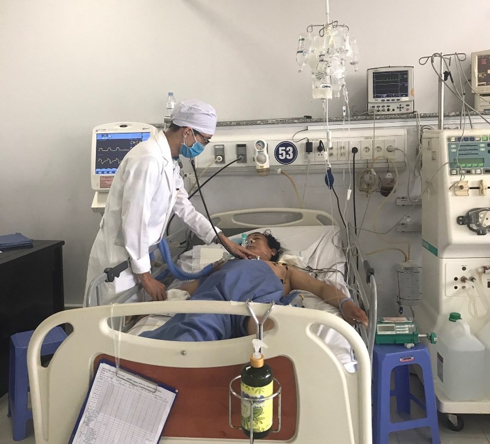 Cứu sống bệnh nhân bị phình động mạch bụng vỡ sau phúc mạc, rất nguy kịch. - 1 Cứu sống bệnh nhân bị phình động mạch bụng vỡ sau phúc mạc, rất nguy kịch. - 1