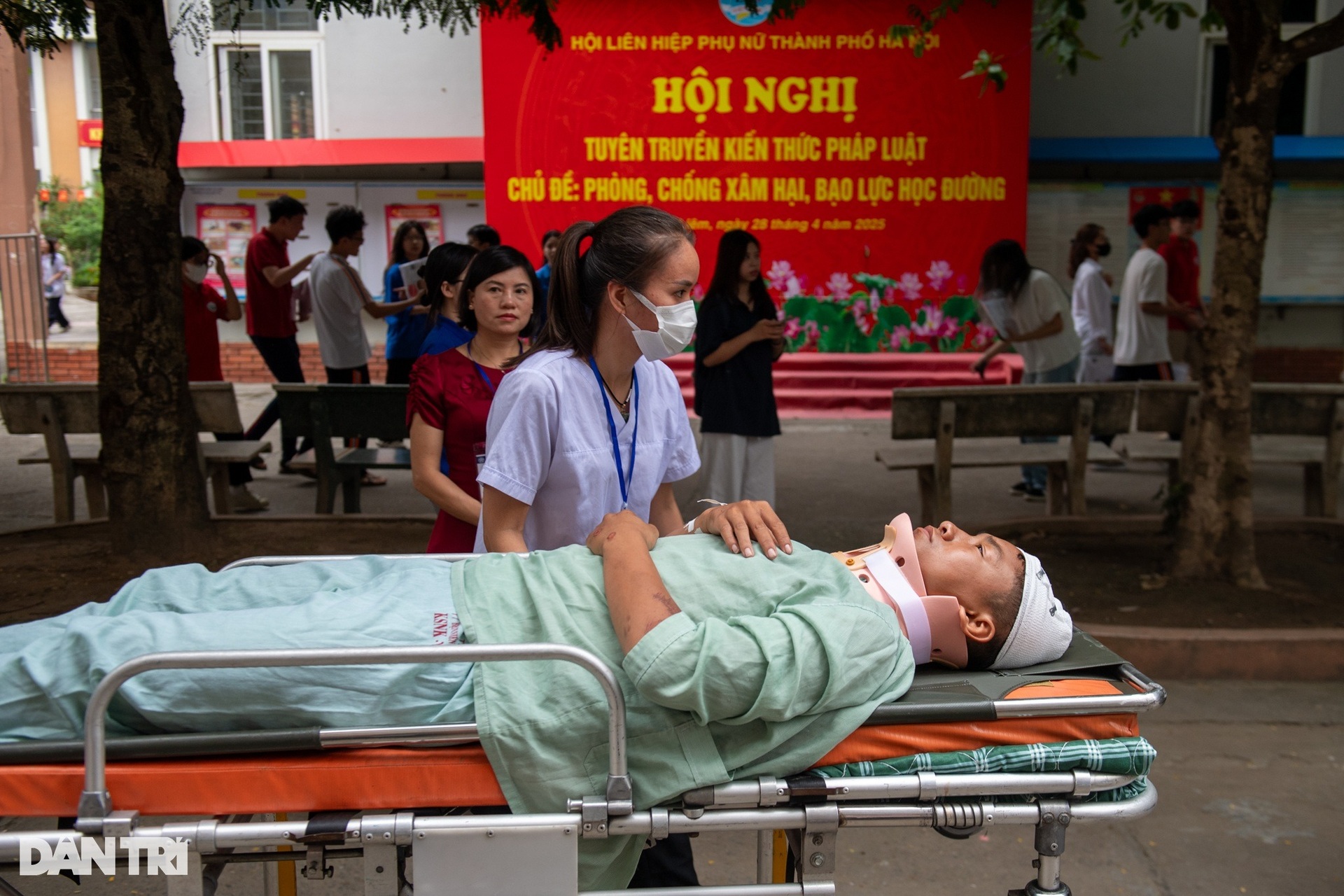 Những câu chuyện đẹp làm nên mùa thi tốt nghiệp THPT đầy cảm xúc - 7 Những câu chuyện đẹp làm nên mùa thi tốt nghiệp THPT đầy cảm xúc - 7