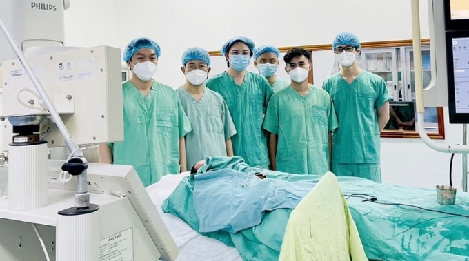 E-kíp can thiệp mạch máu não cho bệnh nhi 22 ngày tuổi. Ảnh baothuathienhue.vn