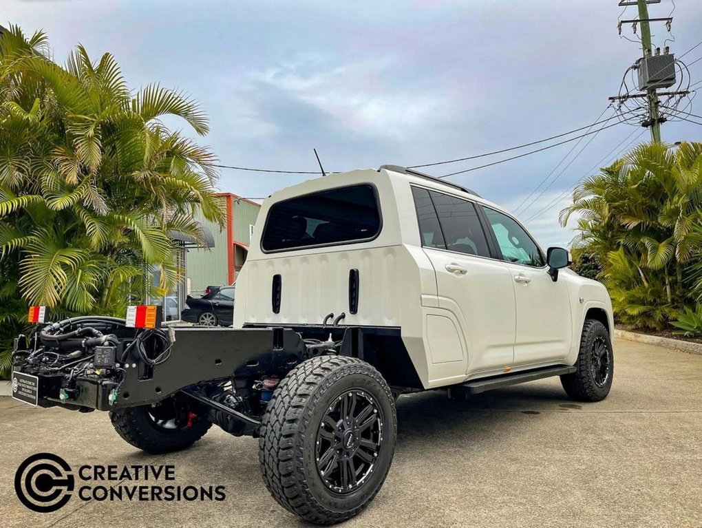 Toyota Land Cruiser LC300 bị cưa đôi làm xe bán tải - 13 Toyota Land Cruiser LC300 bị cưa đôi làm xe bán tải - 13
