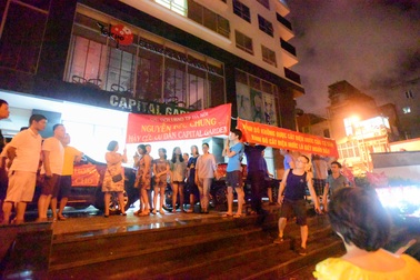 Dân chung cư vạ vật căng băng rôn phản đối chủ đầu tư thâu đêm