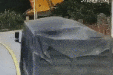 Ngồi trong xe ô tô đang đỗ vẫn dính tai nạn