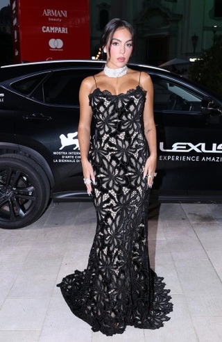 Vợ chưa cưới của Ronaldo khoe nhẫn đính hôn triệu đô trên thảm đỏ Venice - 5