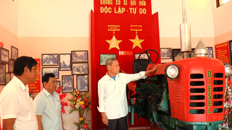 Chiếc máy cày Bác Hồ tặng nhân dân vùng “tuyến lửa” Vĩnh Linh - 2 Chiếc máy cày Bác Hồ tặng nhân dân vùng “tuyến lửa” Vĩnh Linh - 2