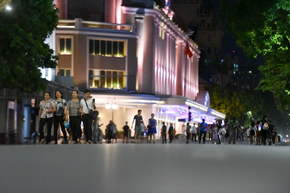 Người dân đổ về hồ Gươm trong ngày phố đi bộ mở trở lại - 4 Người dân đổ về hồ Gươm trong ngày phố đi bộ mở trở lại - 4