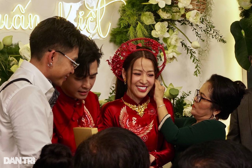 Lễ cưới Puka, Gin Tuấn Kiệt: Đón dâu bằng sà lan, cô dâu nhận 20 cây vàng - 6 Lễ cưới Puka, Gin Tuấn Kiệt: Đón dâu bằng sà lan, cô dâu nhận 20 cây vàng - 6