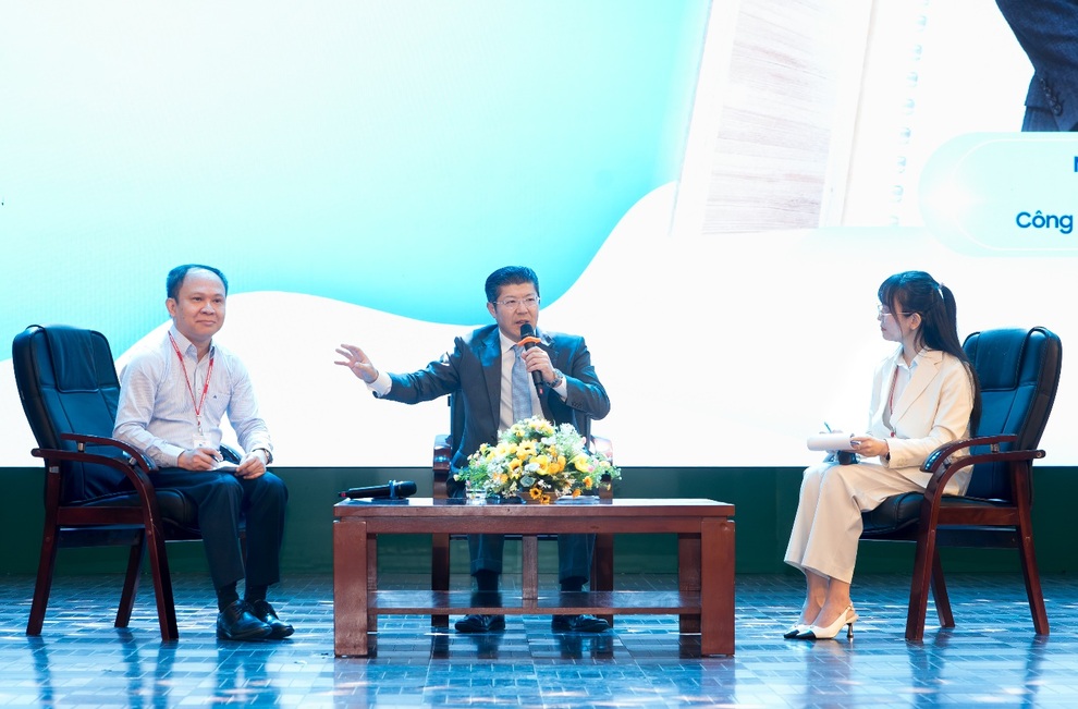 Tổng giám đốc Ajinomoto Việt Nam định hướng nghề nghiệp cho sinh viên - 1 Tổng giám đốc Ajinomoto Việt Nam định hướng nghề nghiệp cho sinh viên - 1