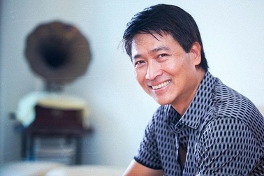 Cú cắn “đau nhớ đời” của fan cuồng dành cho… “Người vác tù và hàng tổng”