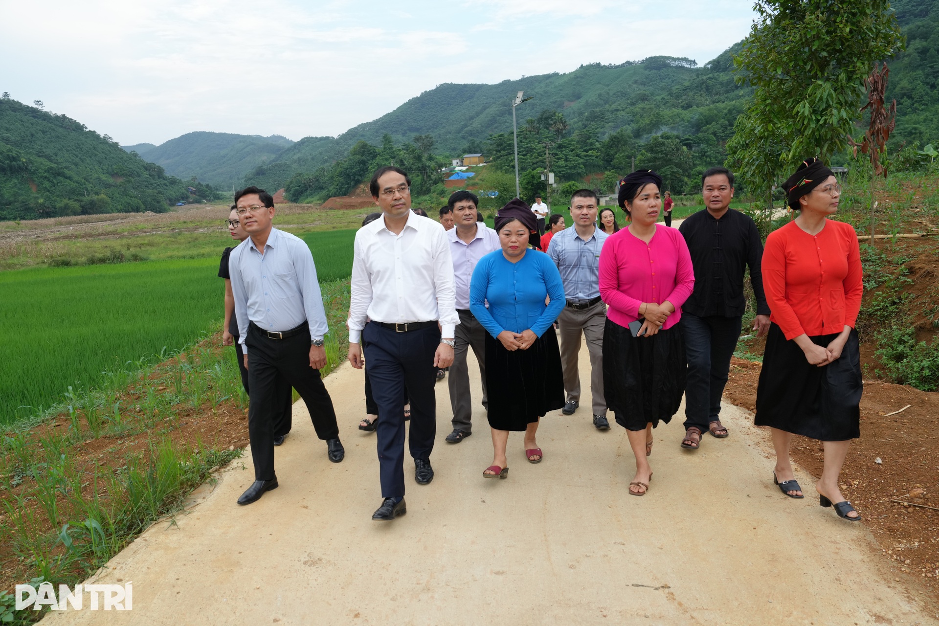 Khánh thành tuyến đường Làng Nủ, công trình xây dựng bằng cả yêu thương - 3 Khánh thành tuyến đường Làng Nủ, công trình xây dựng bằng cả yêu thương - 3