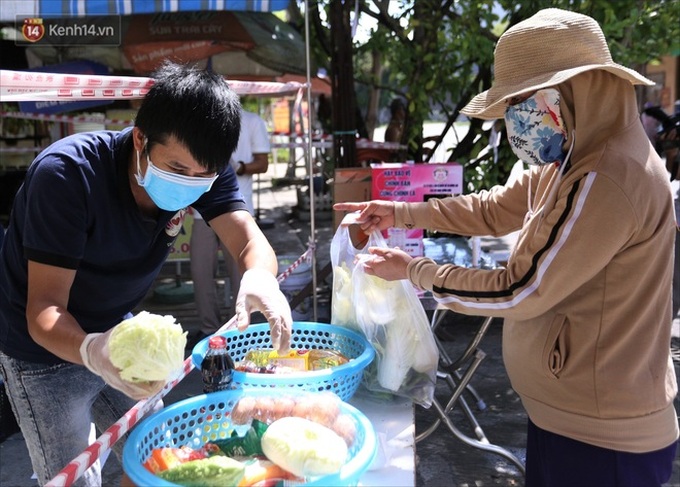Siêu thị 0 đồng ấm tình người giữa tâm dịch Đà Nẵng: Khách hàng trả phí bằng nụ cười - Ảnh 8. Siêu thị 0 đồng ấm tình người giữa tâm dịch Đà Nẵng: Khách hàng trả phí bằng nụ cười - Ảnh 8.