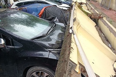 Hà Nội: 50 m tường rào bất ngờ đổ sập, đè bẹp 12 ô tô