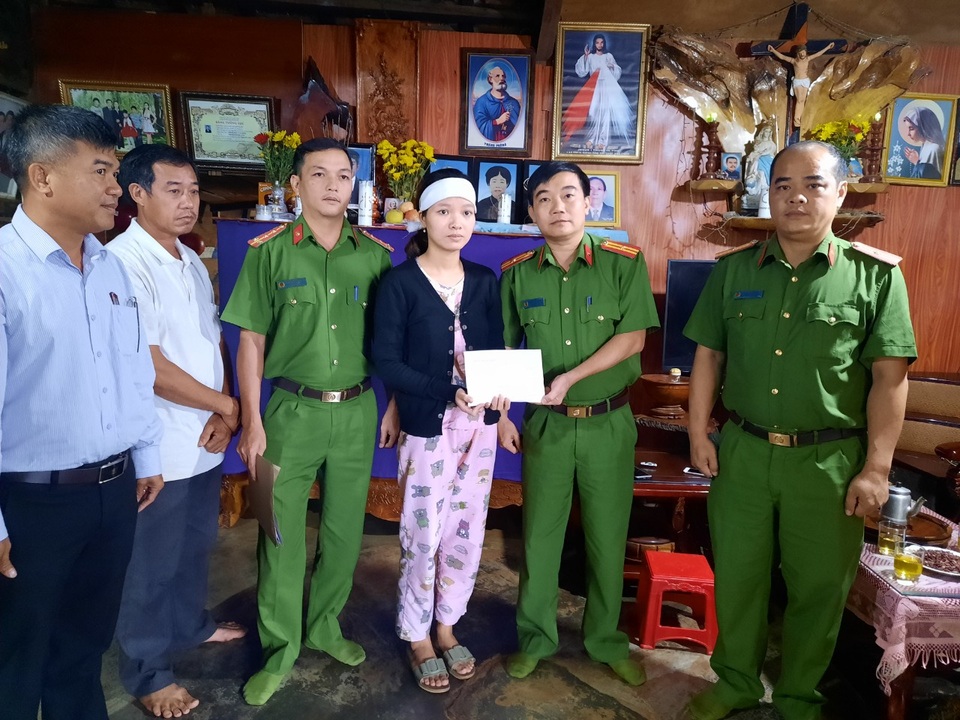 Trao trả 100 triệu đồng cho Goá phụ Rào Trăng 3 bị kẻ xấu chiếm đoạt - 1 Trao trả 100 triệu đồng cho Goá phụ Rào Trăng 3 bị kẻ xấu chiếm đoạt - 1
