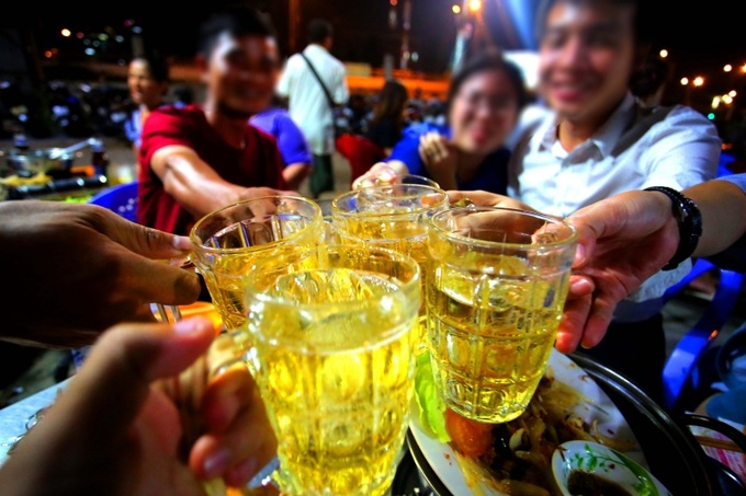 Hiện nay, những cuộc vui cùng bia, rượu đã trở thành “văn hóa” đối với một bộ phận rất lớn những người dân, đặc biệt là đang ở độ tuổi lao động. Ảnh minh họa.
