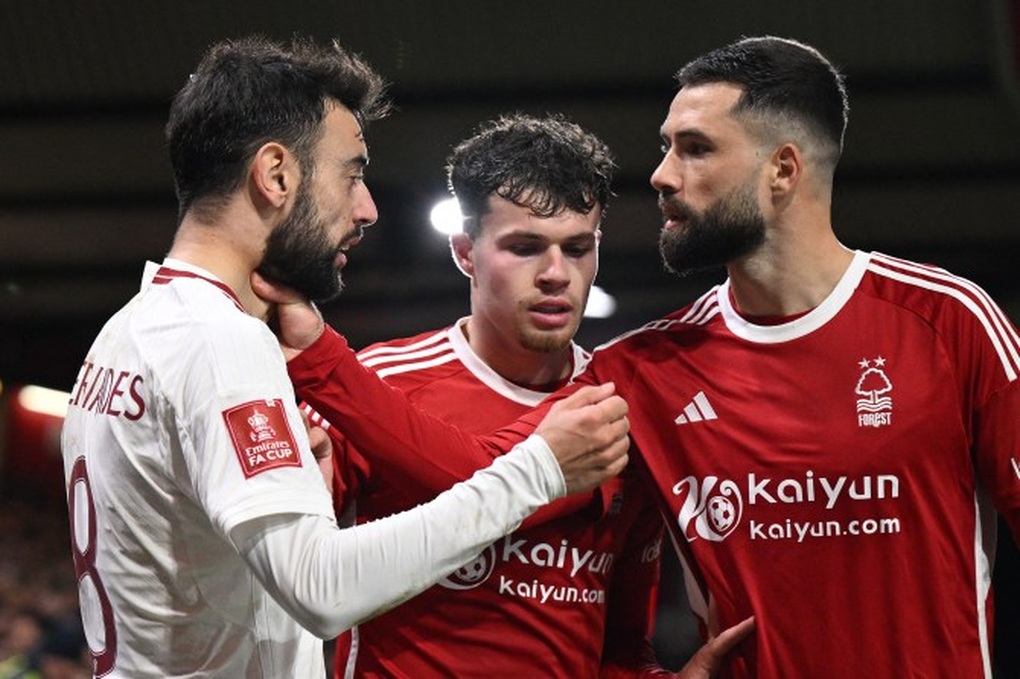 Bruno Fernandes bị bóp cổ, cổ động viên Man Utd nổi điên với trọng tài - 1 Bruno Fernandes bị bóp cổ, cổ động viên Man Utd nổi điên với trọng tài - 1