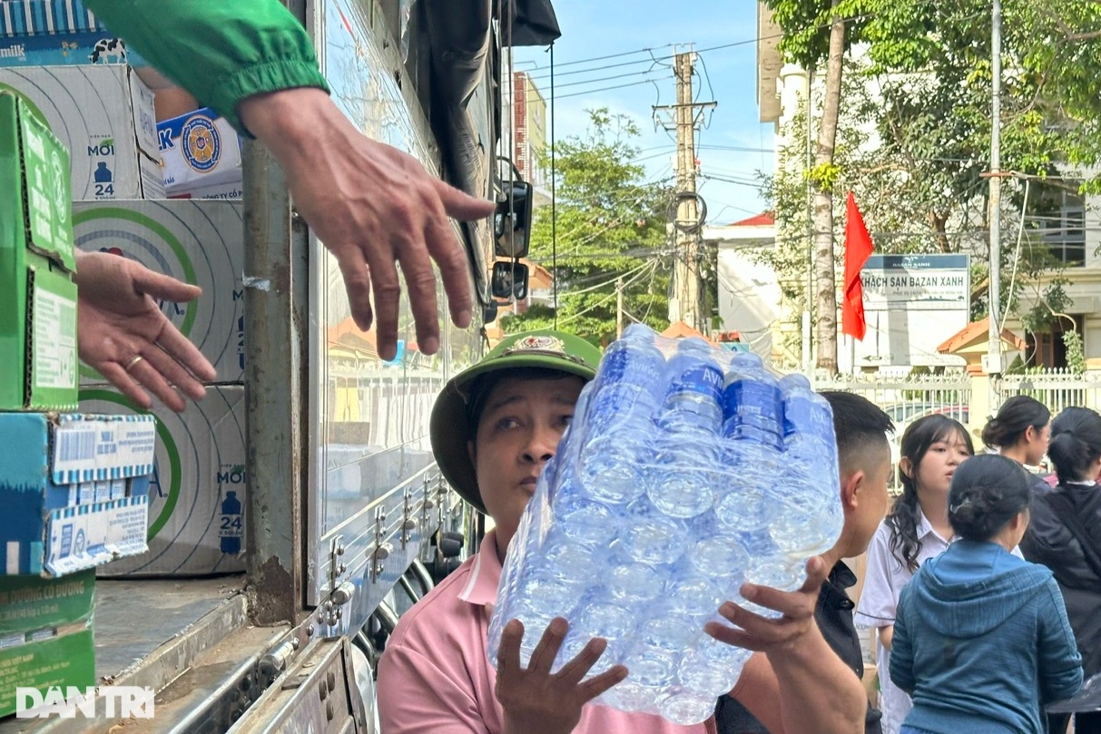 Người dân Tây nguyên cấp tập gom nhu yếu phẩm gửi hỗ trợ đồng bào miền Bắc - 2 Người dân Tây nguyên cấp tập gom nhu yếu phẩm gửi hỗ trợ đồng bào miền Bắc - 2