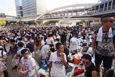 Biểu tình Hồng Kông làm tê liệt giao thông, trường học, doanh nghiệp