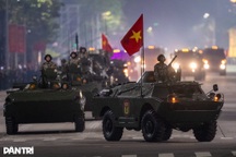 Các khối xe, pháo quân sự phô diễn uy lực