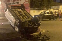Ô tô lật ngửa sau va chạm với xe máy, 3 người thương vong