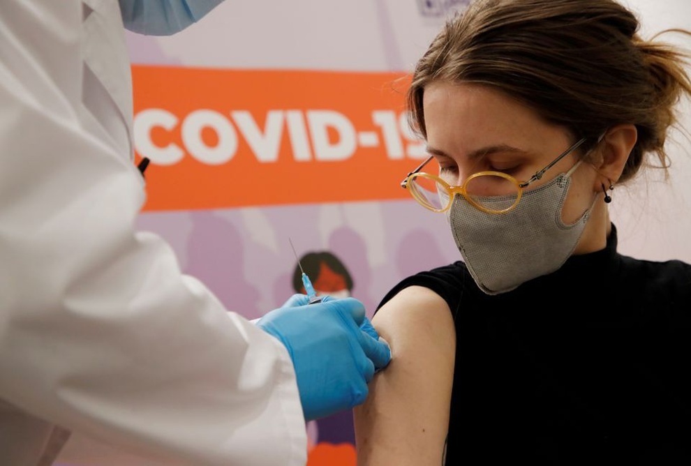 Ca Covid-19 tăng vọt, Nga treo thưởng ô tô hút dân đi tiêm chủng - 1 Ca Covid-19 tăng vọt, Nga treo thưởng ô tô hút dân đi tiêm chủng - 1