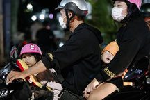 Người lớn, trẻ em vạ vật trong đêm trở lại TPHCM sau kỳ nghỉ lễ