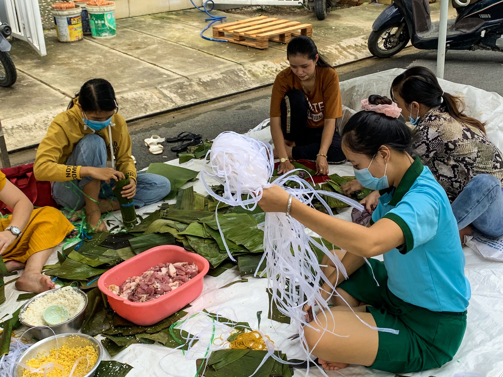 Trắng đêm gói bánh gửi đồng bào miền Trung ruột thịt - 11 Trắng đêm gói bánh gửi đồng bào miền Trung ruột thịt - 11
