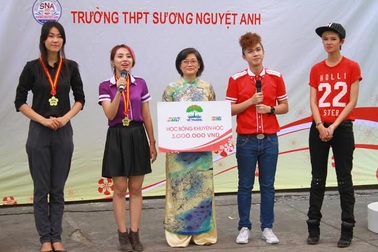 Ngọc Thúy nhí nhảnh trong Về trường
